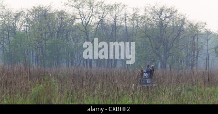 Les touristes l'observation de la faune dans une jeep, parc national de Chitwan, au Népal Banque D'Images