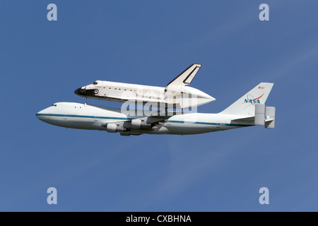 La navette spatiale Endeavour rides haut de ses 747 vaisseaux d'escorte pendant le dernier vol en Californie du Sud. Banque D'Images