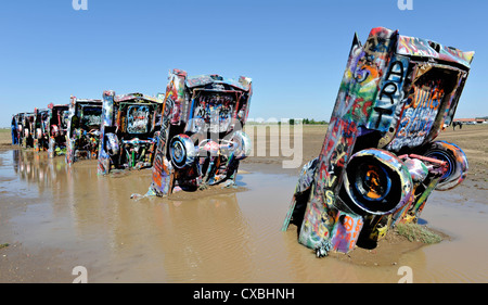 Cadillac Ranch, -art sculpture installation situé sur la Route 66 à Amarillo au Texas. Banque D'Images