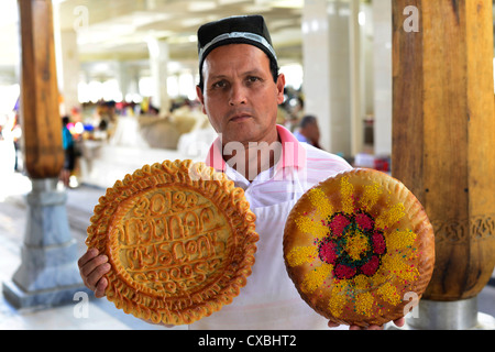 Non Obi- un Ouzbek traditionnel tadjik / pain vendu dans le Siob bazar, à Samarcande. Banque D'Images