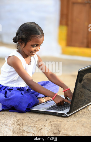 Fille de l'école indienne d'ordinateur portable avec l'Andhra Pradesh en Inde du Sud Banque D'Images