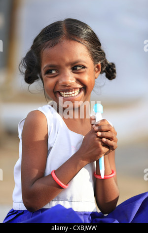 Indian School girl Dhanama avec petit nouveau stylo Andhra Pradesh Inde du Sud Banque D'Images