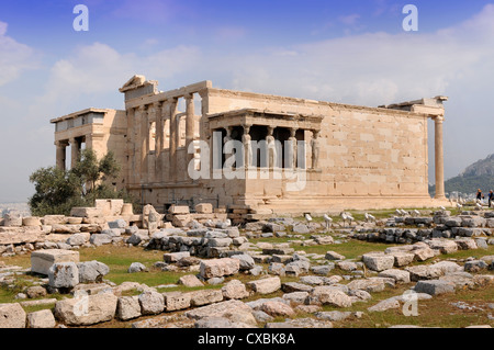 L'Erechtheion temple avec le porche à cariatides sur l'Acropole à Athènes, Grèce Banque D'Images