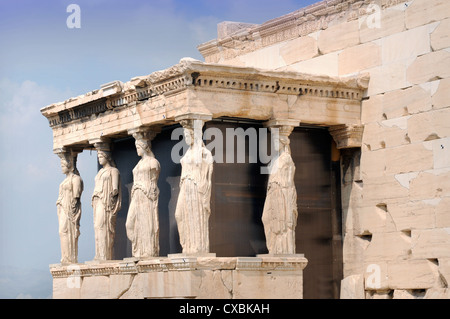 L'Erechtheion temple avec le porche à cariatides sur l'Acropole à Athènes, Grèce Banque D'Images