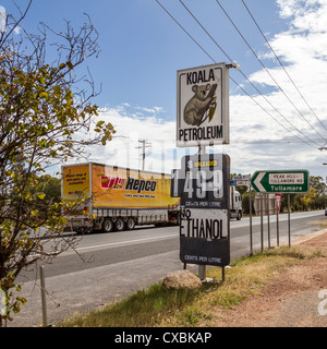 Ancienne station essence signe sur Newell Highway, centre de la Nouvelle-Galles du Sud, Australie Banque D'Images