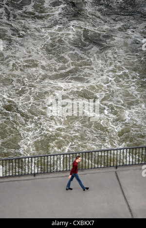 Berlin, un homme exécute sur un pont sur la rivière Spree Banque D'Images