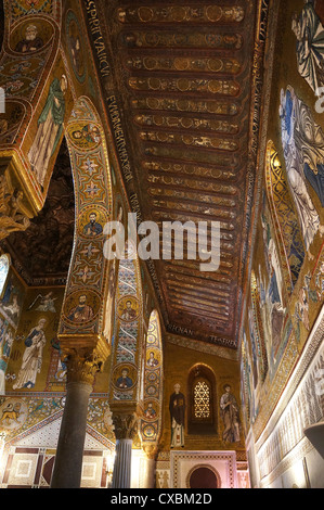 Vue intérieure de la mosaïques dorées dans la Chapelle Palatine de Palerme en Sicile Banque D'Images