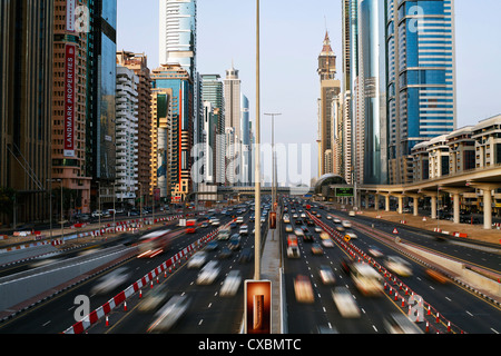 Trafic et de nouveaux immeubles de grande hauteur le long de Sheikh Zayed Road, Dubaï, Emirats Arabes Unis, Moyen Orient Banque D'Images