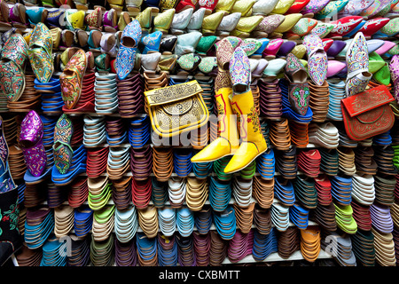 Marocain en cuir souple chaussons au souk, Médina, Marrakech, Maroc, Afrique du Nord, Afrique Banque D'Images