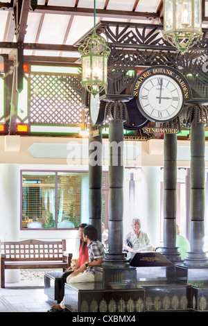 À l'entrée d'horloge ouvragée, Pavillon des jardins botaniques de Singapour, Singapour, en Asie du Sud-Est, l'Asie Banque D'Images