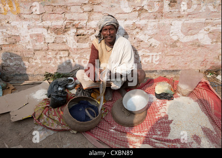 Charmeur de serpent au bétail en milieu rural, juste Sonepur, Bihar, Inde, Asie Banque D'Images