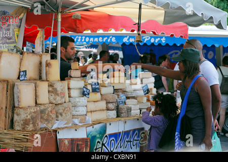 Marché français du fromage avec décrochage personnes essayant d'échantillons Banque D'Images