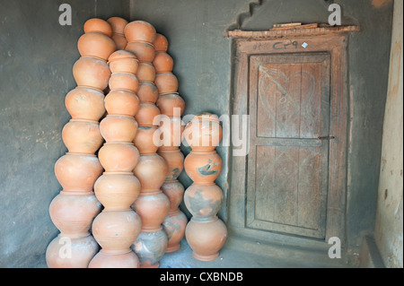 Maison du potier, porche porte avant en bois et des piles de pots en argile empilés contre le mur, près de Mirbel, Orissa, Inde, Asie Banque D'Images