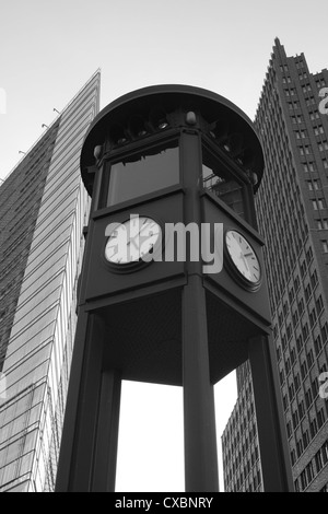 Réplique de Berlin, la tour de la circulation, le premier feu de circulation sur la Potsdamer Platz Banque D'Images