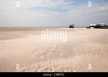 La longue et large plage de sable de Saint- Peter-Ording, district de Frise du Nord, Schleswig-Holstein, Allemagne, Europe Banque D'Images