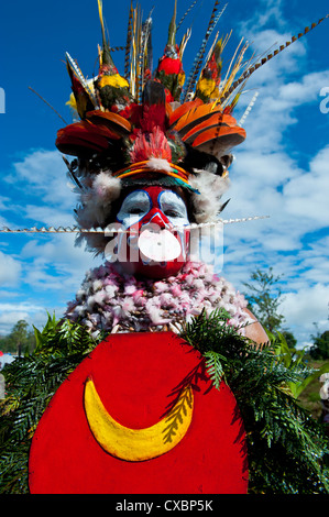 Habillés de couleurs vives et le visage peint femme célébrant le Sing Sing traditionnels dans les hautes terres de la Papouasie-Nouvelle-Guinée, la Mélanésie Banque D'Images