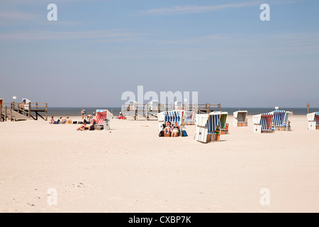 La longue et large plage de sable de Saint- Peter-Ording, district de Frise du Nord, Schleswig-Holstein, Allemagne, Europe Banque D'Images