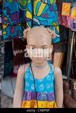 Girl mannequin in fashion boutique, Kamari, Santorini, Grèce Banque D'Images