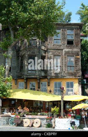 ISTANBUL, TURQUIE. Un café et une vieille maison de bois dans le quartier district de Bebek sur la rive européenne du Bosphore. 2012. Banque D'Images