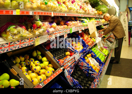 Dans la section des fruits et légumes d'un supermarché local high street. Banque D'Images