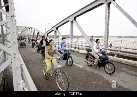 Vietnam, le trafic sur l'Truong Tien Pont à Hué Banque D'Images