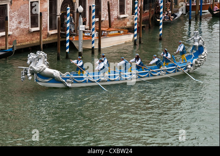 Un bateau traditionnel et des rameurs costumés sur le Grand Canal à Venise, en Italie, pendant la régate historique annuelle Regata Storico Banque D'Images