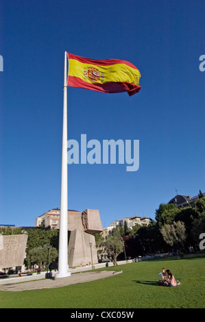 Drapeau espagnol dans la Plaza Colon Madrid Espagne Banque D'Images