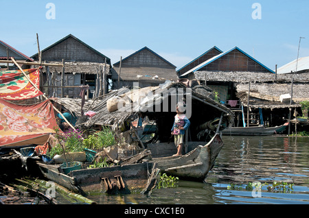 Jeune fille en bateau, lac Tonle SAP, Cambodge, Asie Banque D'Images