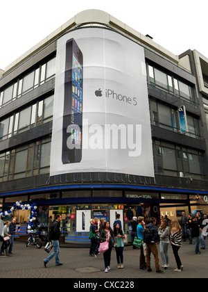 Apple iPhone 5 Grande bannière sur l'O2 shop à Cologne, Allemagne Banque D'Images