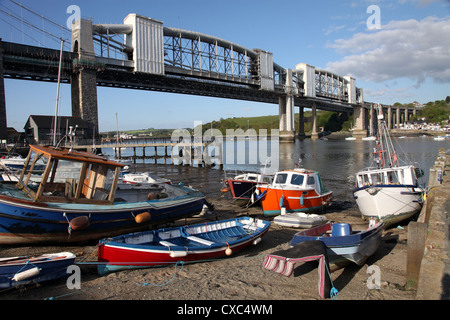 Bateaux sur la plage à Saltash Cornouailles sur le côté du pont de Brunel entre Devon et Cornwall au cours de la Rivière Tamar, Cornwall Banque D'Images