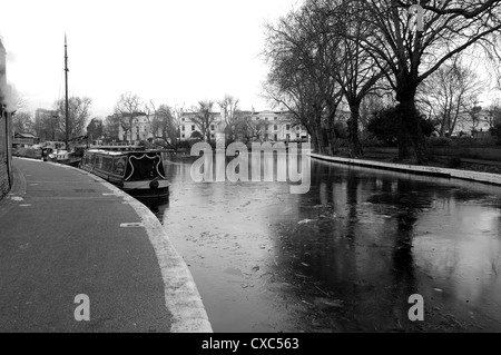 Canal bateaux amarrés à la petite Venise à Londres, Angleterre Banque D'Images