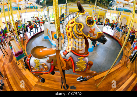 Nunley's Carousel historique, à cheval portant des armures vu de dessus, 180 degrés vue fisheye, Long Island, New York, USA 2012 Banque D'Images