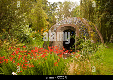 Fern grotto bombé fabriqué à partir de 5000 bouteilles de vin en verre à l'eau de l'usine Westonbury Pembridge Gardens Herefordshire Angleterre Royaume-uni. Banque D'Images