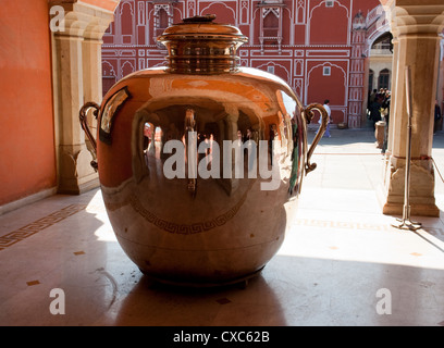 L'eau d'argent magnifique urne à l'intérieur du City Palace de Jaipur en Inde, destiné à transporter de l'eau du Gange sacré pour une règle à l'étranger Banque D'Images