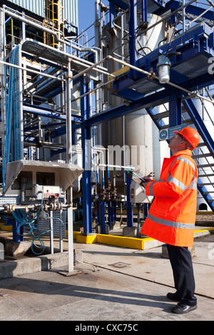 Processus de l'usine de produits chimiques travailleur de l'opérateur de contrôle de sécurité contrôle de vêtements de protection vêtements réfléchissant hard hat Industrie pétrochimique Banque D'Images