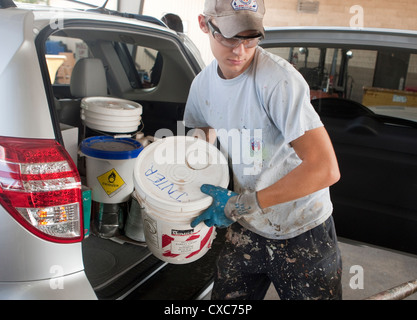 Employé à la ville de Austin de décharge de déchets ménagers dangereux de la peinture pour éliminer correctement les résidents Banque D'Images