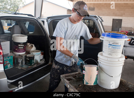 Employé à la ville de Austin de décharge de déchets ménagers dangereux de la peinture pour éliminer correctement les résidents Banque D'Images