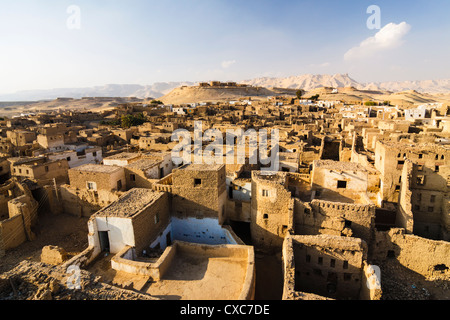 Sommaire des Al-Qasr, la cité médiévale-ottomane ville de Dakhla Oasis. L'Égypte Banque D'Images