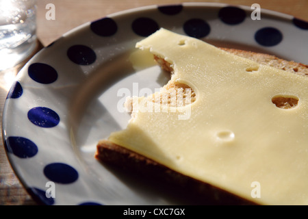 Berlin, un sandwich au fromage sur une plaque avec un verre d'eau Banque D'Images
