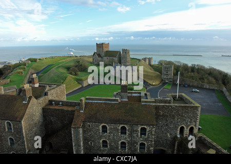 Vue aérienne du château de Douvres en Angleterre. L'endroit est si propre et vert, ressemble à un modèle fait par décret. Banque D'Images