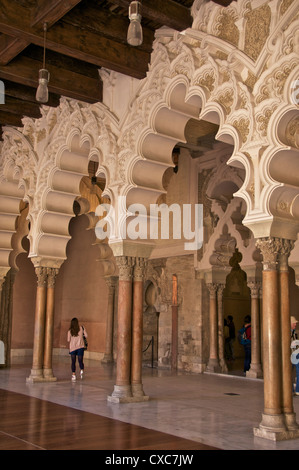 Des colonnes de marbre et l'intérieur de l'arches polylobe Aljaferia palace datant du 11ème siècle, Saragosse (Zaragoza), Aragon Banque D'Images