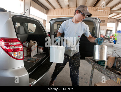 Employé à la ville de Austin de décharge de déchets ménagers dangereux de la peinture pour éliminer correctement les résidents Banque D'Images