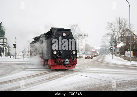 Locomotives à vapeur à voie étroite traverse une route principale près de Wernigerode Banque D'Images