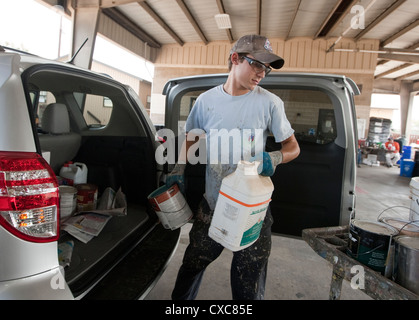 Employé à la ville de Austin de décharge de déchets ménagers dangereux de la peinture pour éliminer correctement les résidents Banque D'Images