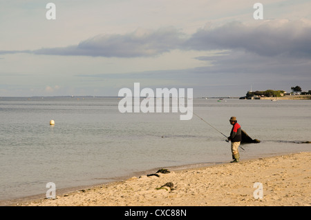 Un seul homme la pêche sur la plage à St Pierre Quiberon, Bretagne, France Banque D'Images