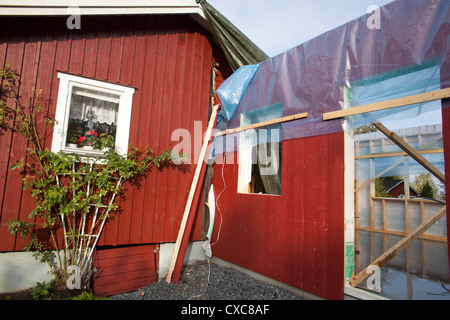 Chalet en bois rouge en construction Banque D'Images