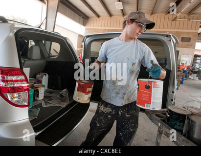 Employé à la ville de Austin de décharge de déchets ménagers dangereux de la peinture pour éliminer correctement les résidents Banque D'Images