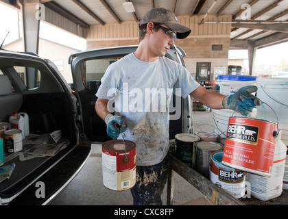 Employé à la ville de Austin de décharge de déchets ménagers dangereux de la peinture pour éliminer correctement les résidents Banque D'Images