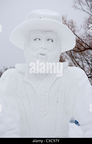 Détail de la partie de la tête d'une sculpture de neige d'une ruée vers l'or du panner. Banque D'Images