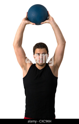 Attractive brunette homme dans un débardeur noir et un pantalon rouge s'entraîner avec un ballon Banque D'Images